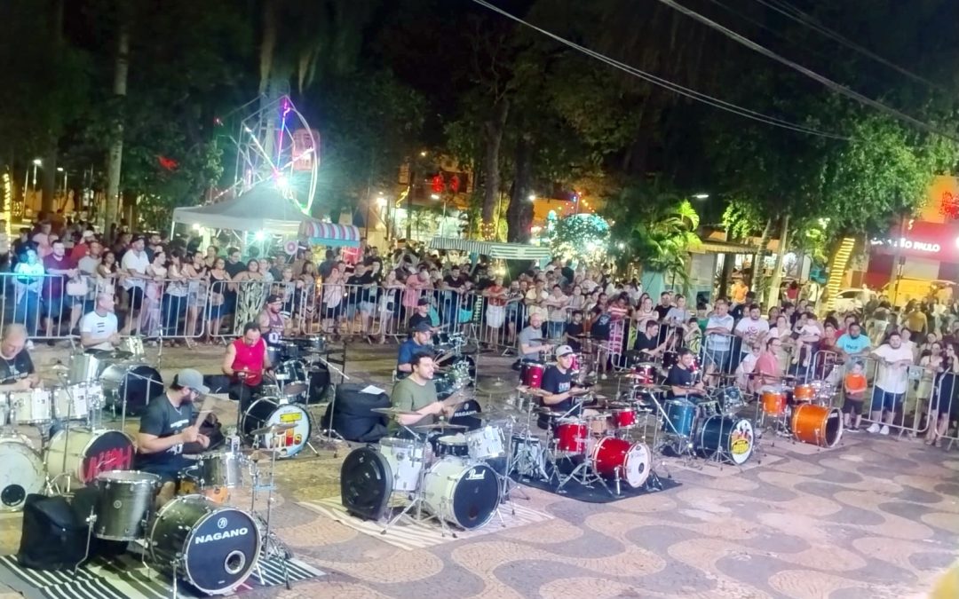 Cidade: Bateraquestra atrai bom público na Praça da Matriz