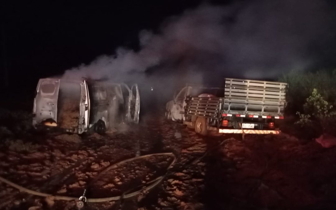 Bombeiros encontram Van e caminhonete em chamas em Bariri