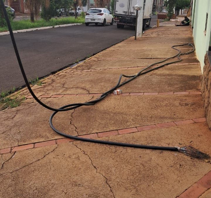 Cidade: Moradores reclamam de fios de telefonia expostos na calçada
