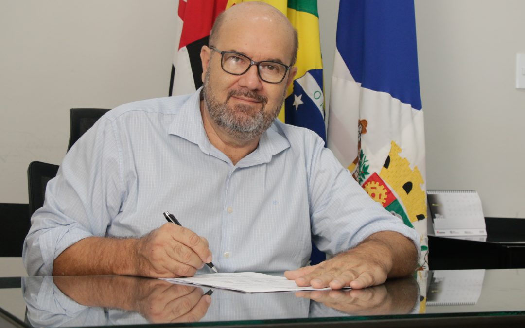 Política: Prefeito envia projeto que reenquadra referências de outras categorias