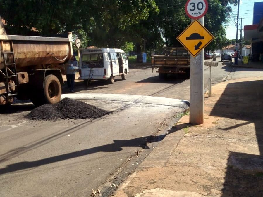 Cidade: Setor de Trânsito instala nova lombada na Rua José Saltarelli