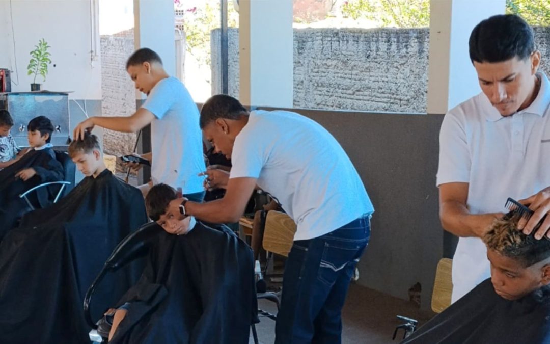 Cidade: Parceria traz cortes de cabelo gratuitos no Amigos do Livra