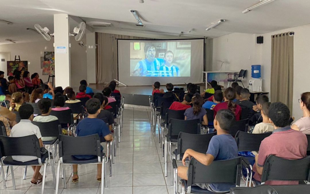 Cultura: Programa Espaço Amigo participa de sessão de filme