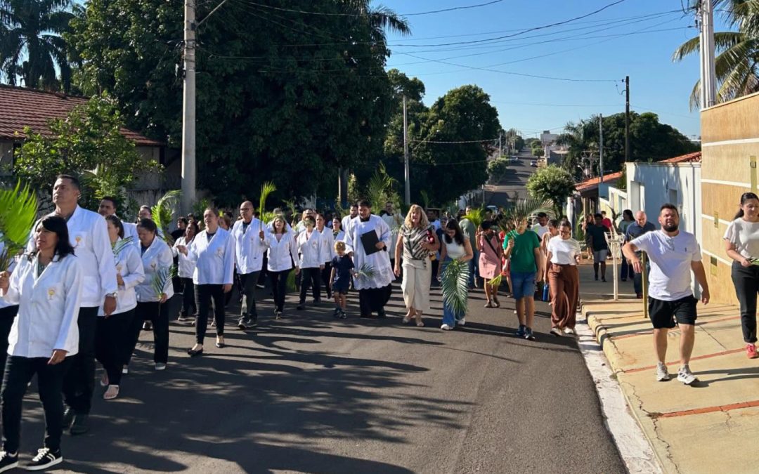 Cidade: Milhares de fiéis celebram Domingo de Ramos nas paróquias de Bariri