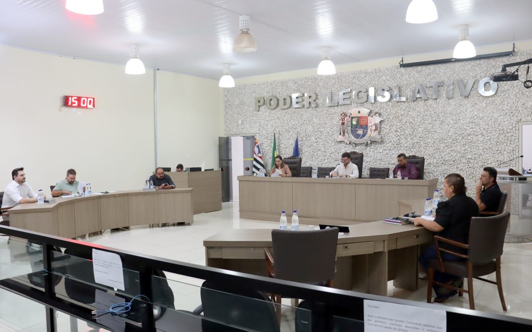Política: Câmara aprova três projetos e um veto de iniciativa do Executivo