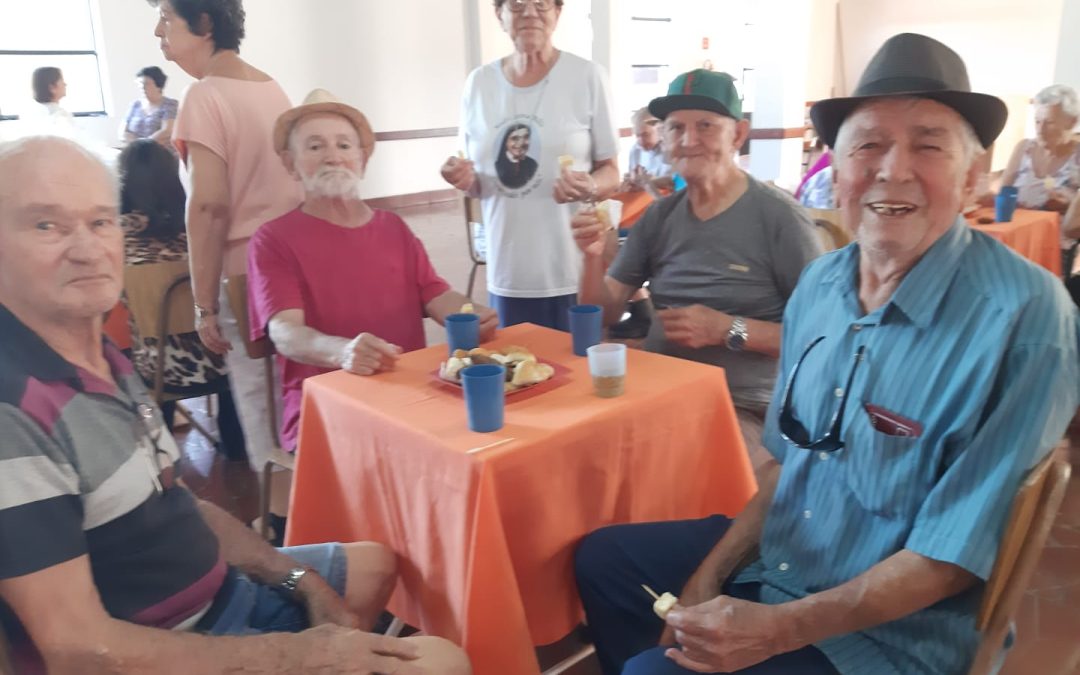 Cidade: Idosos do Lar Vicentino recebem lanche da tarde