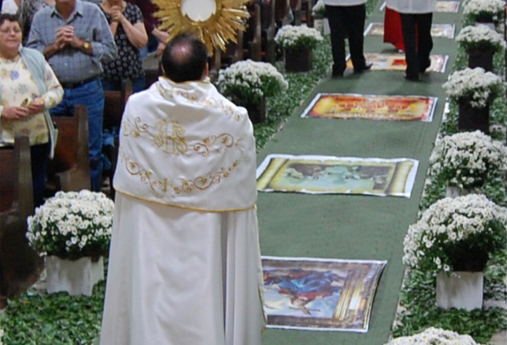Cidade: Paróquias de Bariri celebram festa de Corpus Christi