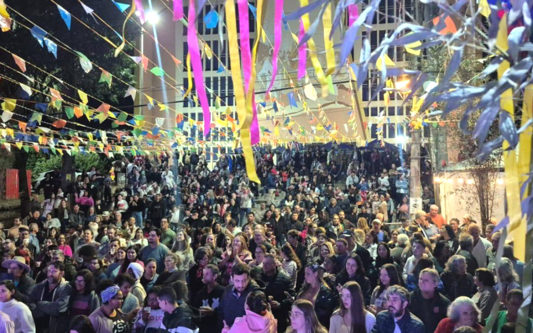 Cultura: ArraiAmigos resgata tradição junina e agita Praça da Matriz