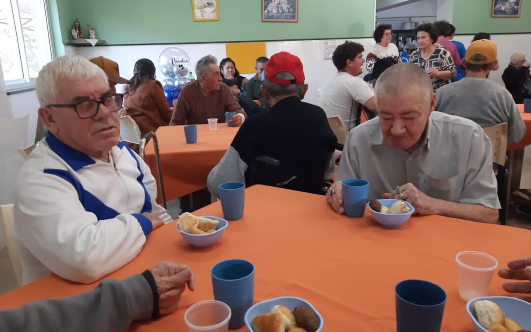 Cidade: Internos do Lar Vicentino recebem lanche da tarde