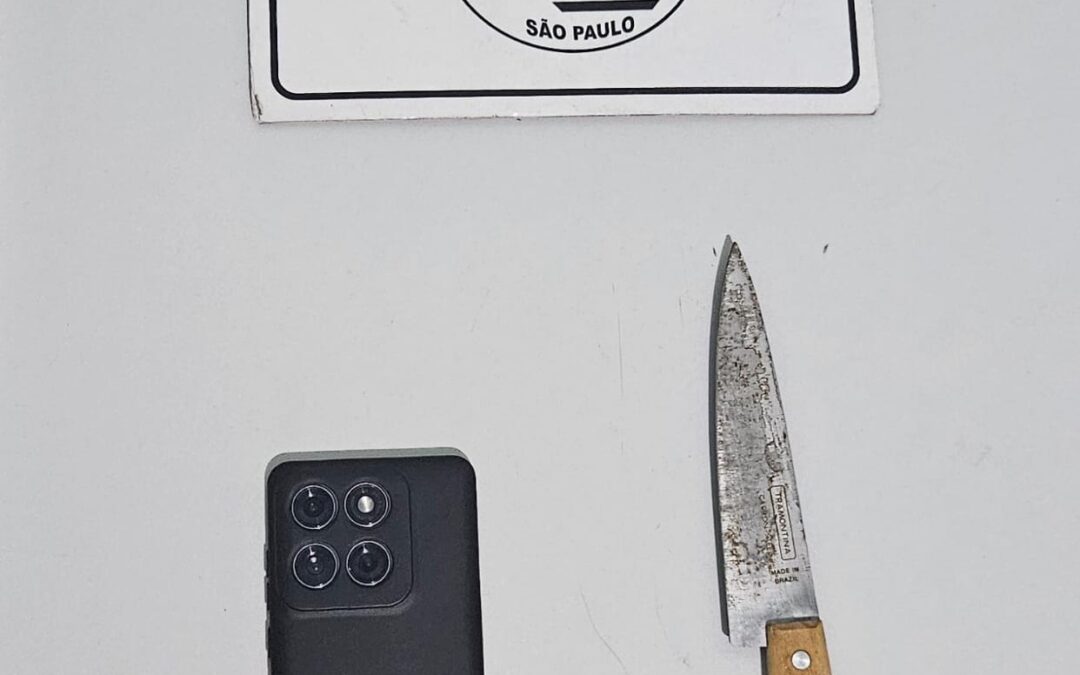 Policial: Homem é detido em flagrante após roubo de celular com uso de faca