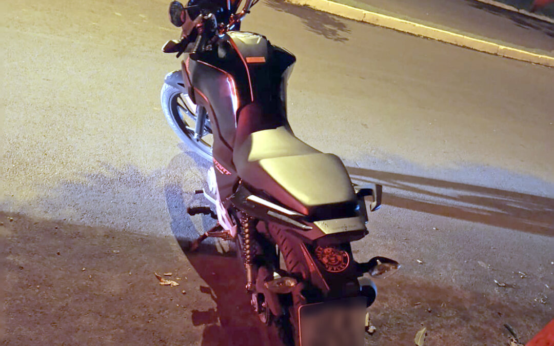 Polícia: Mulher é presa por embriaguez ao volante após motocicleta atingir poste em Bariri