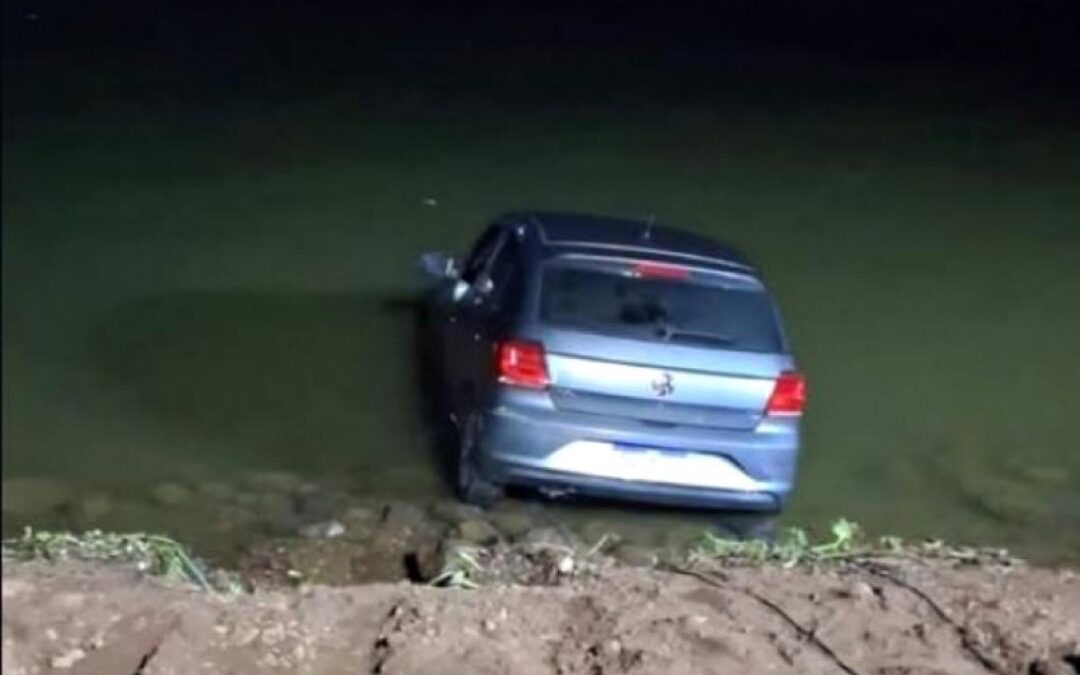 Região: GPS engana e carro cai no Rio Tietê em Arealva