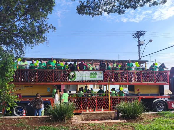 Cidade: Ação de Setembro Verde leva atendidos pela Apae na Carreta da Alegria