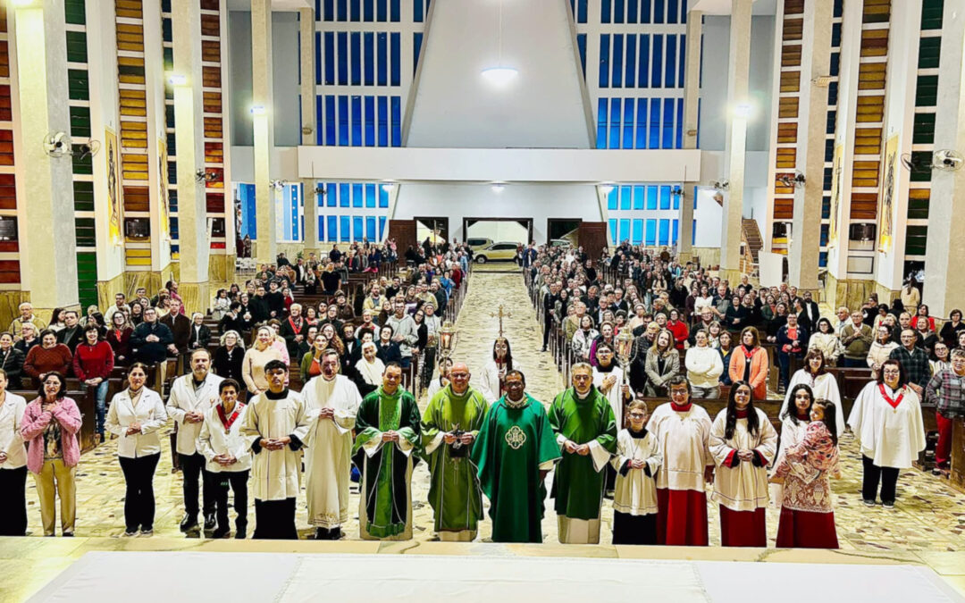 Cidade: Dom Francisco e os padres Sandro e Ramon encerram novena da padroeira